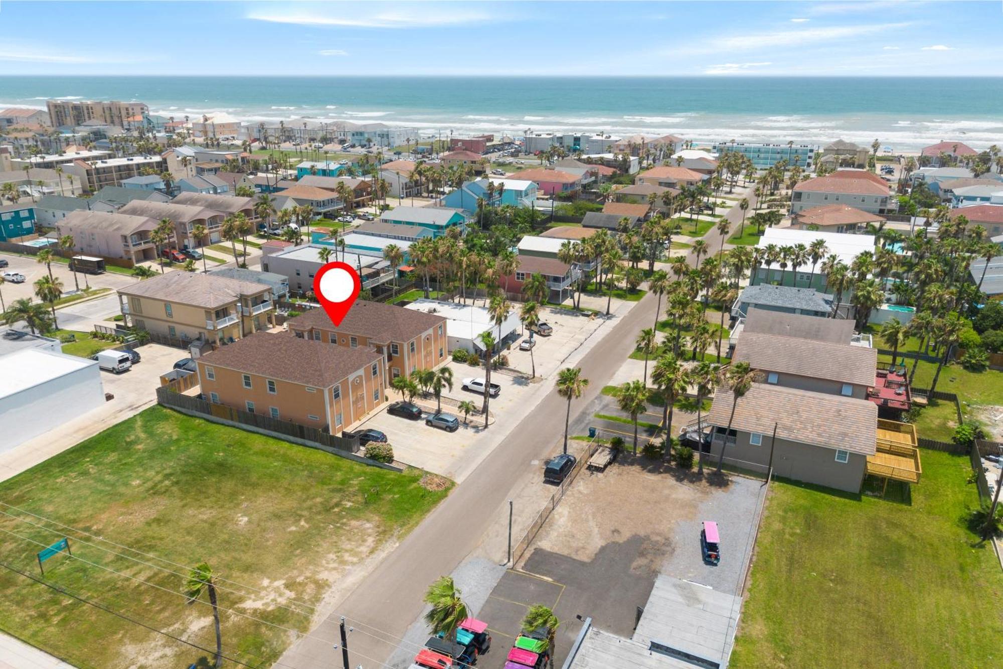 Luxury 3 Bed 2 Bath 2nd Floor By *