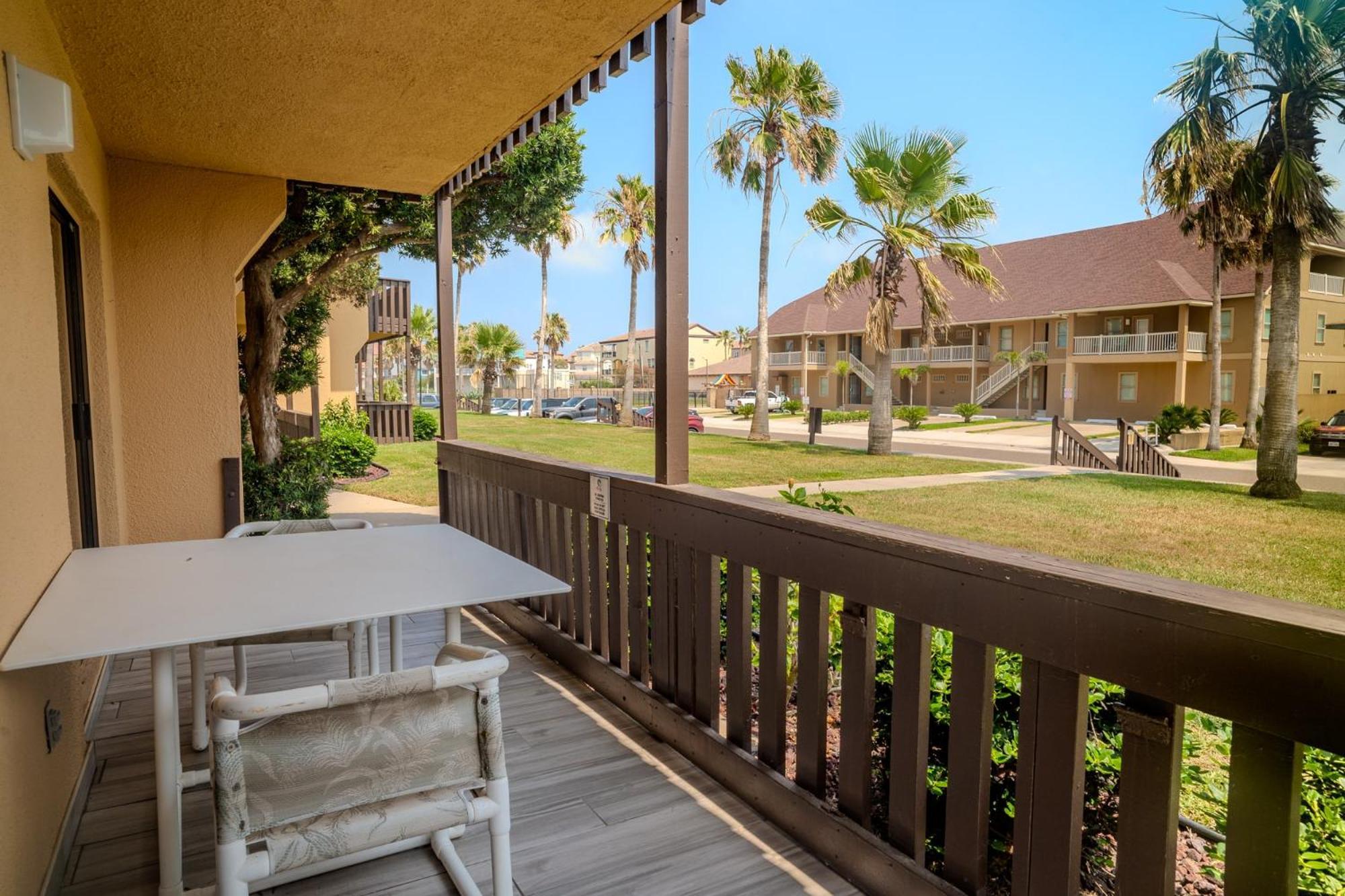 Pelicans Perch Charming 1br Near With Patio 160 South Padre Island