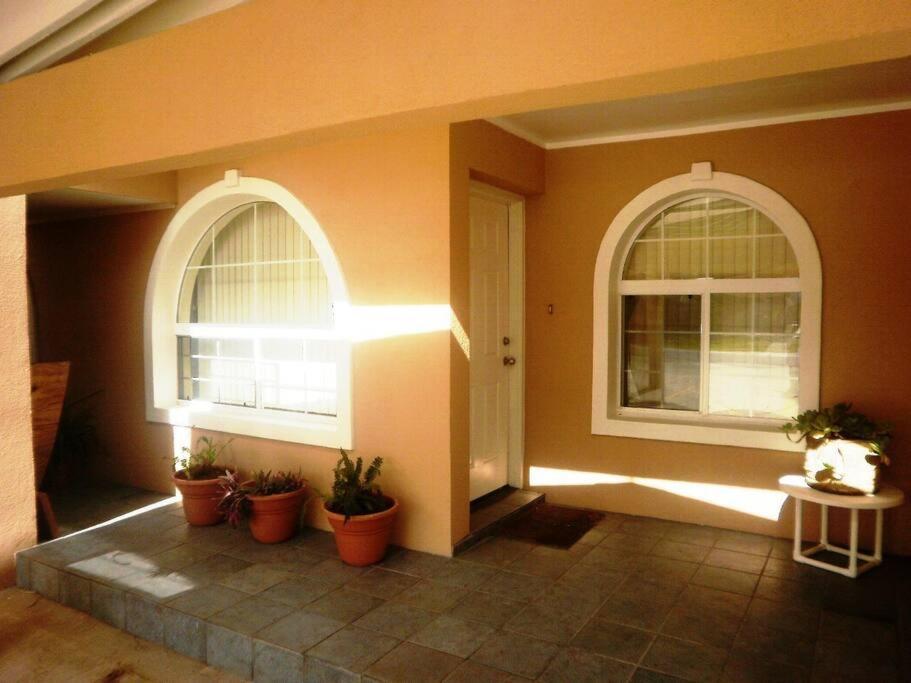 Apartment La Perla#12 Mid-island 3 Minute Walk To Access