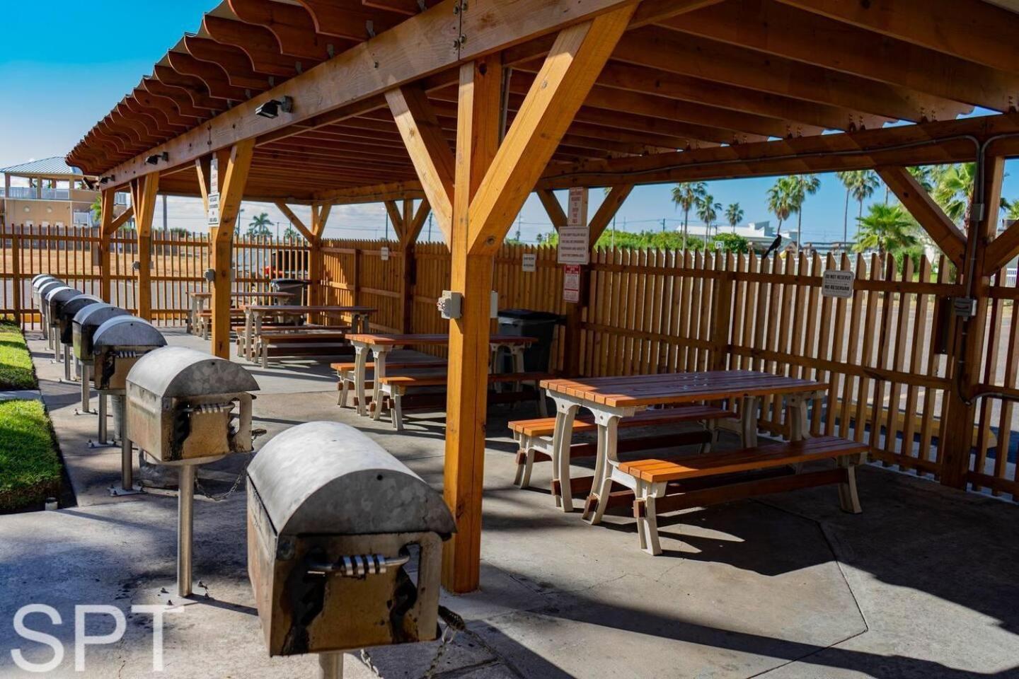 Access With Pool, Hot Tub Area & Bbq - Gulfview I - Unit 213