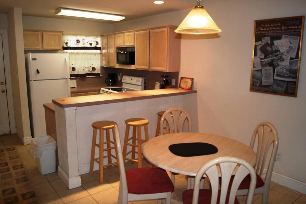 Apartment Sun Dancer #3 Mid Island 2 Minute Walk Access *