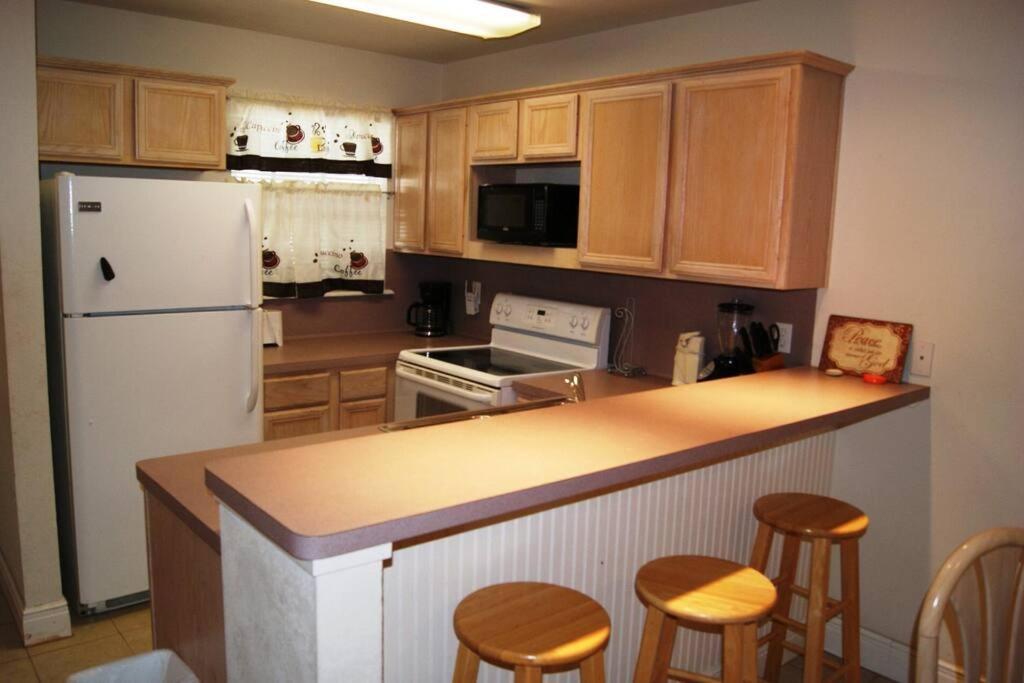 Apartment Sun Dancer #3 Mid Island 2 Minute Walk Access *