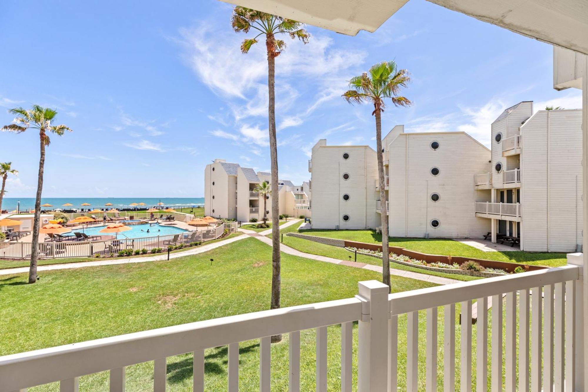 Apartment New Stunning Ocean-view Beachfront Resort, Heated Pool! *