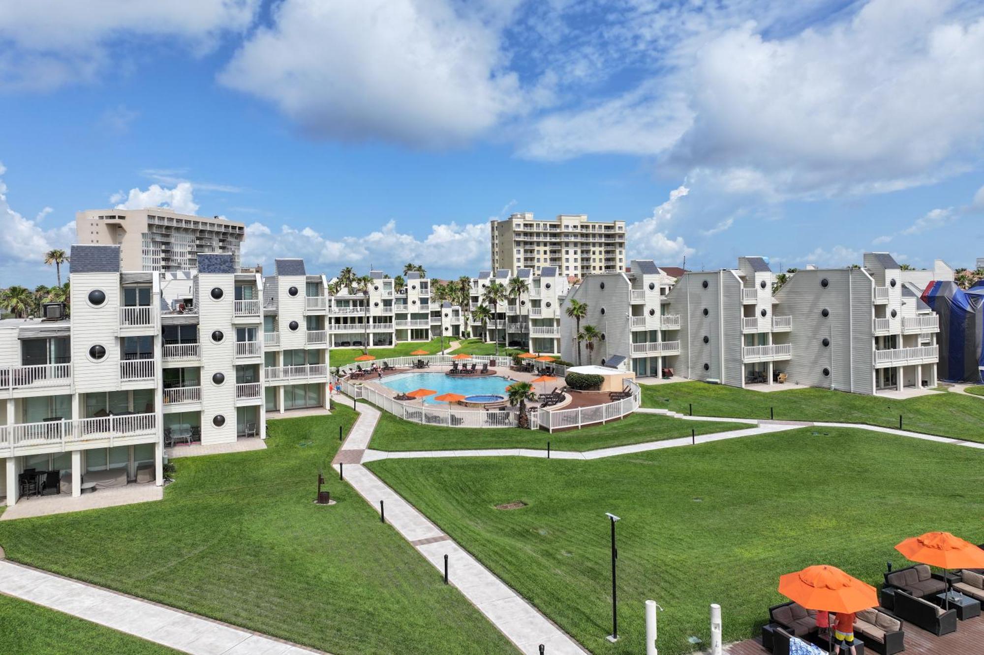 New Stunning Ocean-view Beachfront Resort, Heated Pool! Apartment South Padre Island