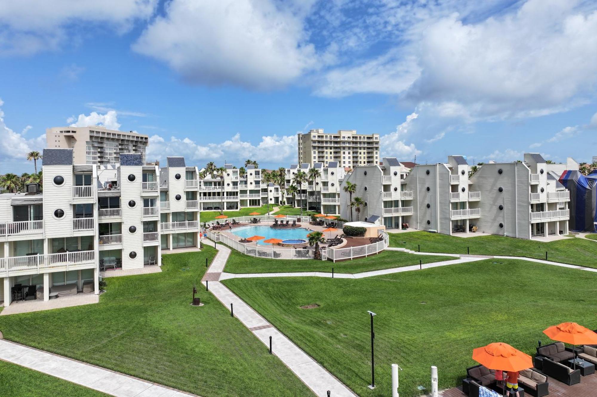 Apartment New Stunning Ocean-view Beachfront Resort, Heated Pool! South Padre Island