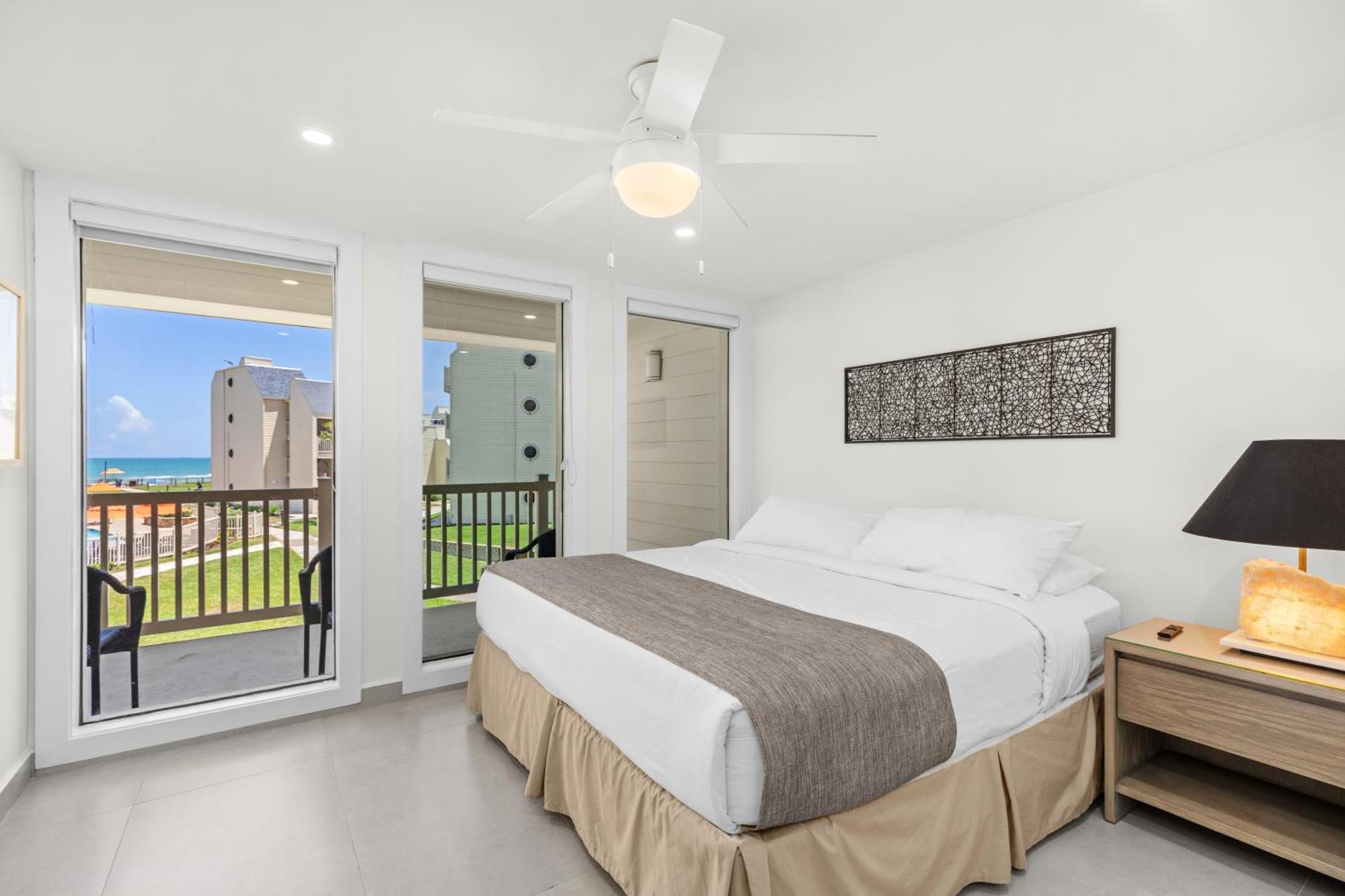 Apartment New Stunning Ocean-view Beachfront Resort, Heated Pool!