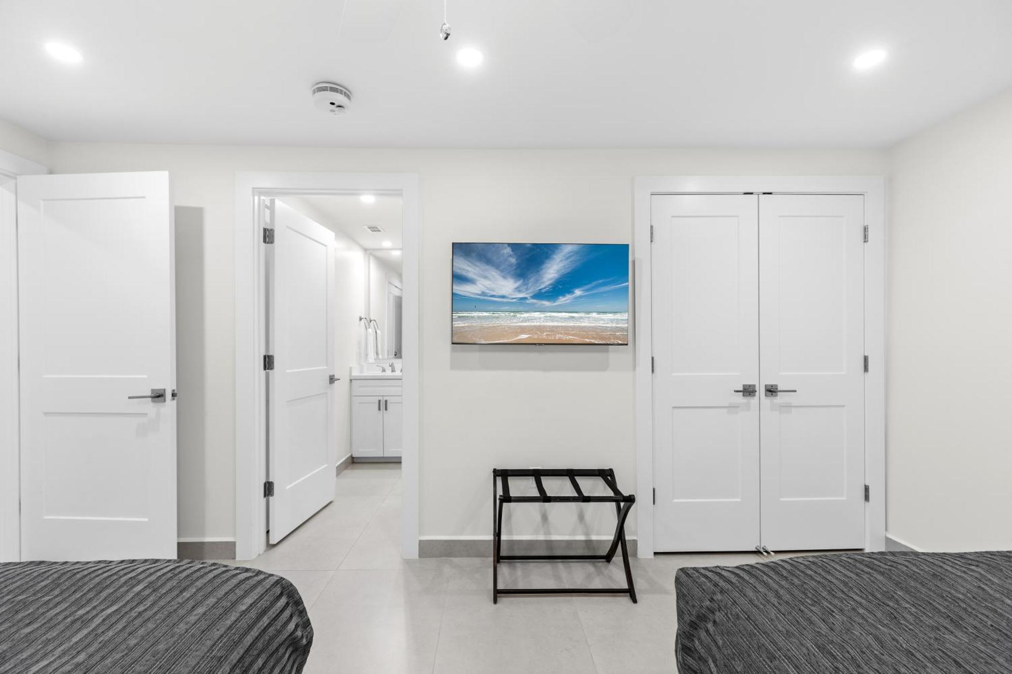 New Stunning Ocean-view Beachfront Resort, Heated Pool! Apartment *