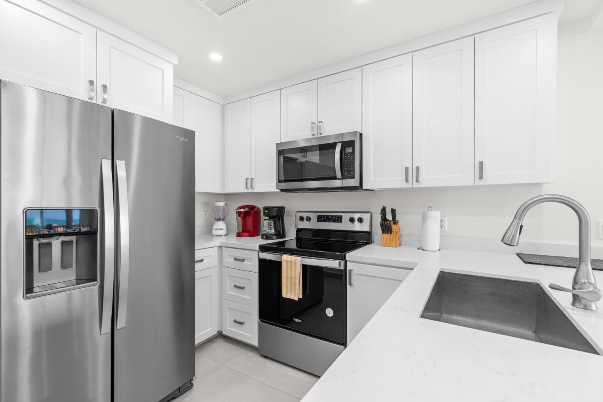 New Stunning Ocean-view Beachfront Resort, Heated Pool! Apartment