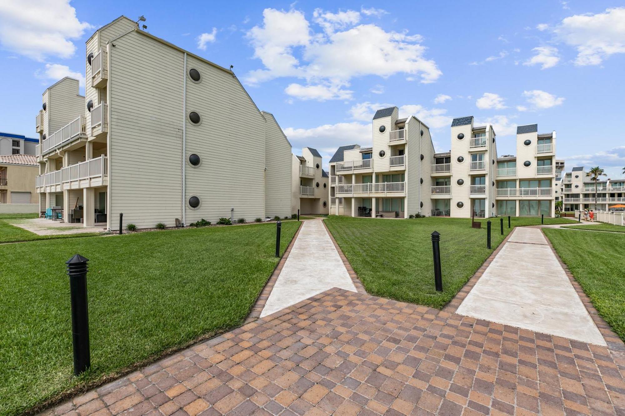 New Stunning Ocean-view Beachfront Resort, Heated Pool! Apartment South Padre Island