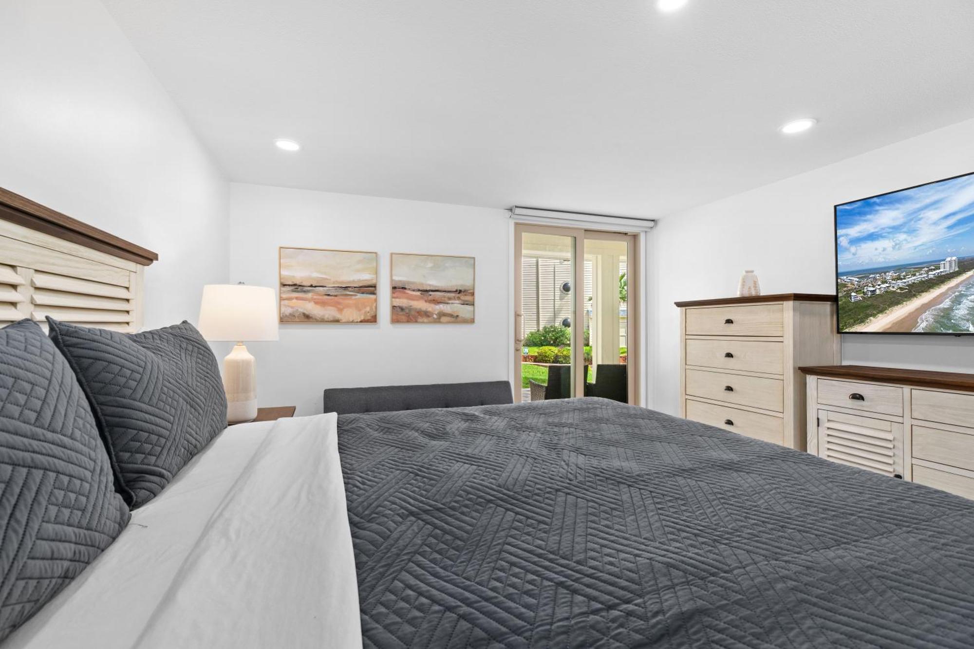 Holiday home Ground Level Pet-friendly Seconds From Beach *
