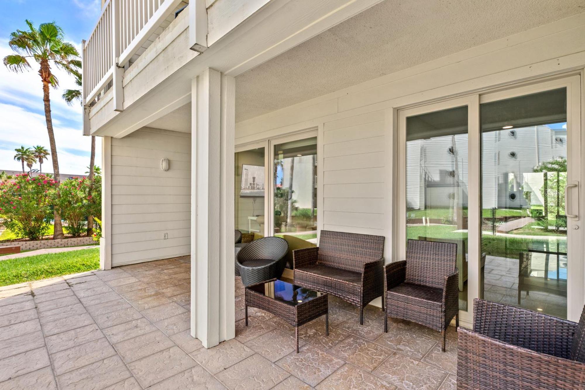 Ground Level Pet-friendly Seconds From Beach Holiday home