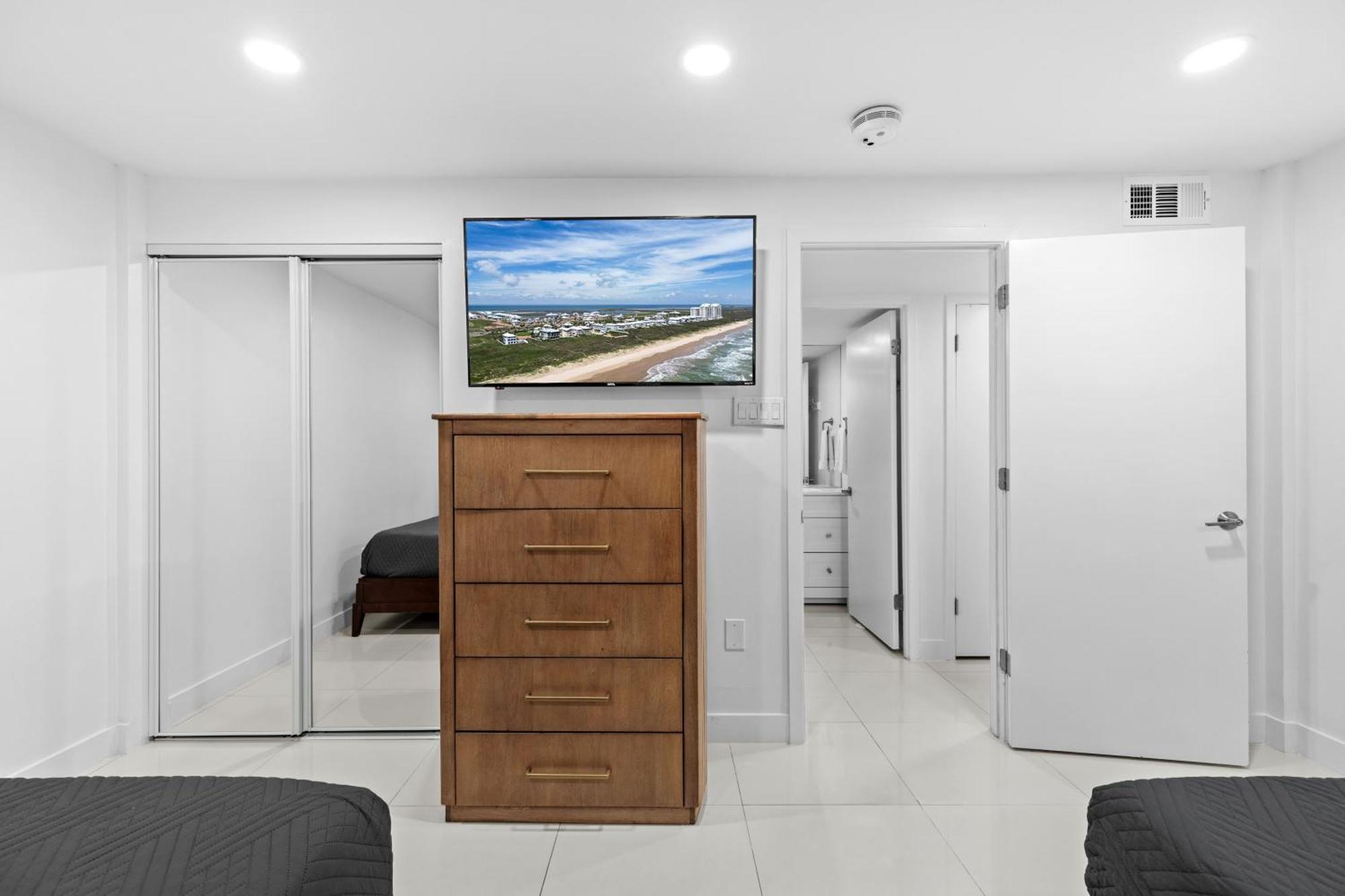 Ground Level Pet-friendly Seconds From Beach Holiday home