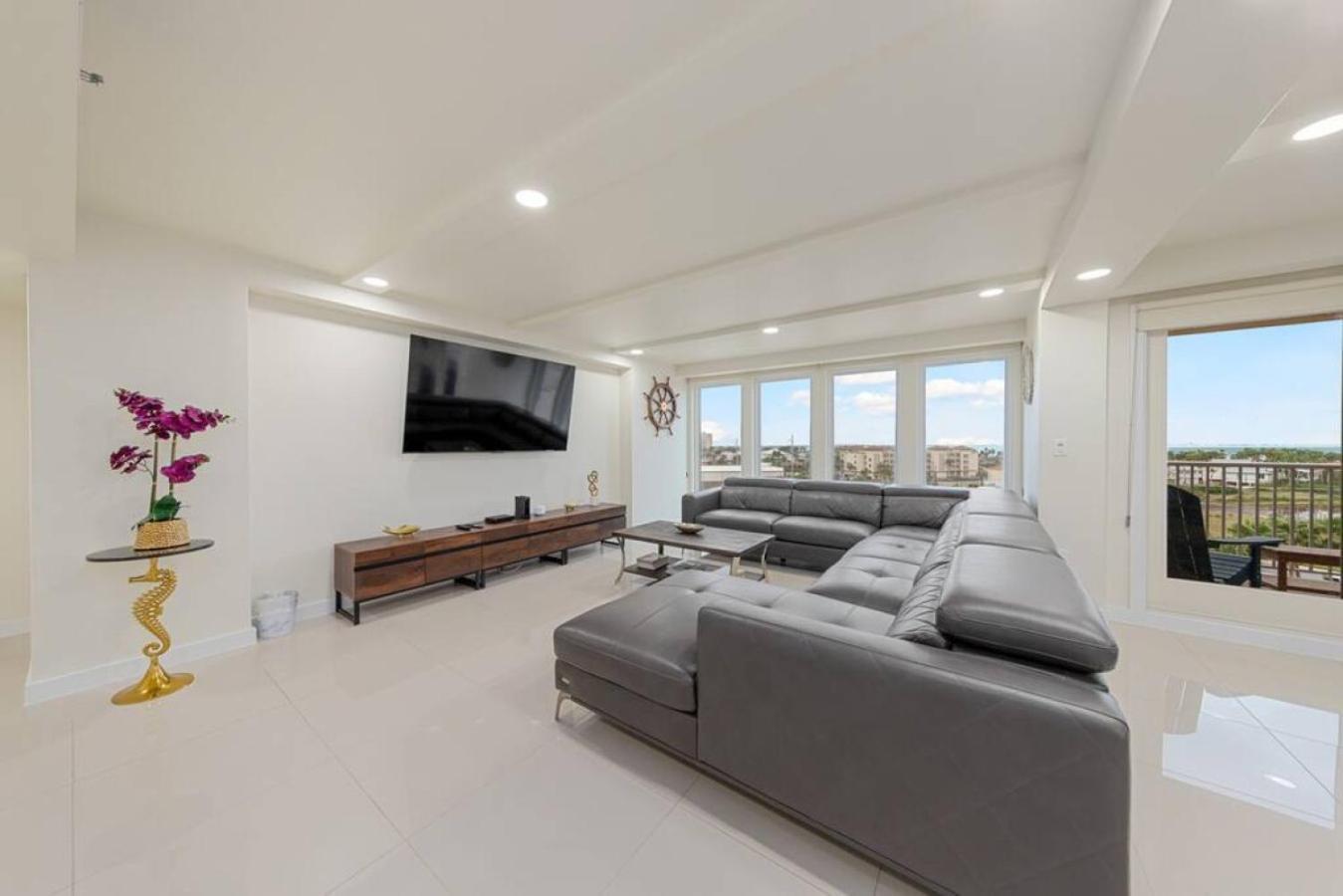Luxury 6th Floor Amazing Views *