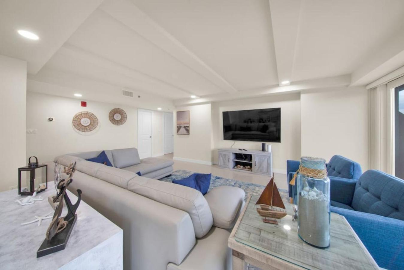 Holiday home Amazing 5th Floor Beachfront Wonderful Views *