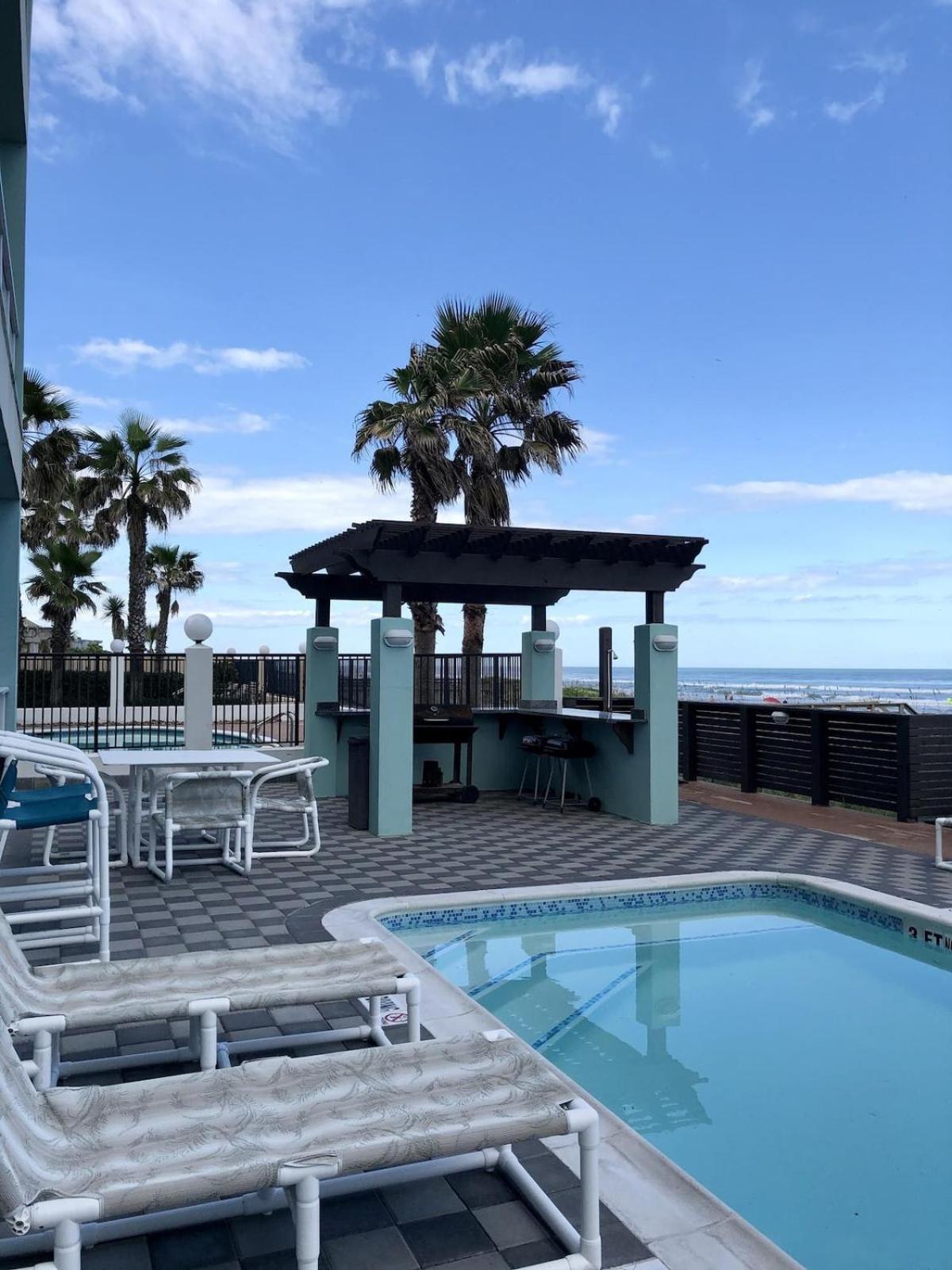 5 Bedroom Beachfront - 4th Floor *