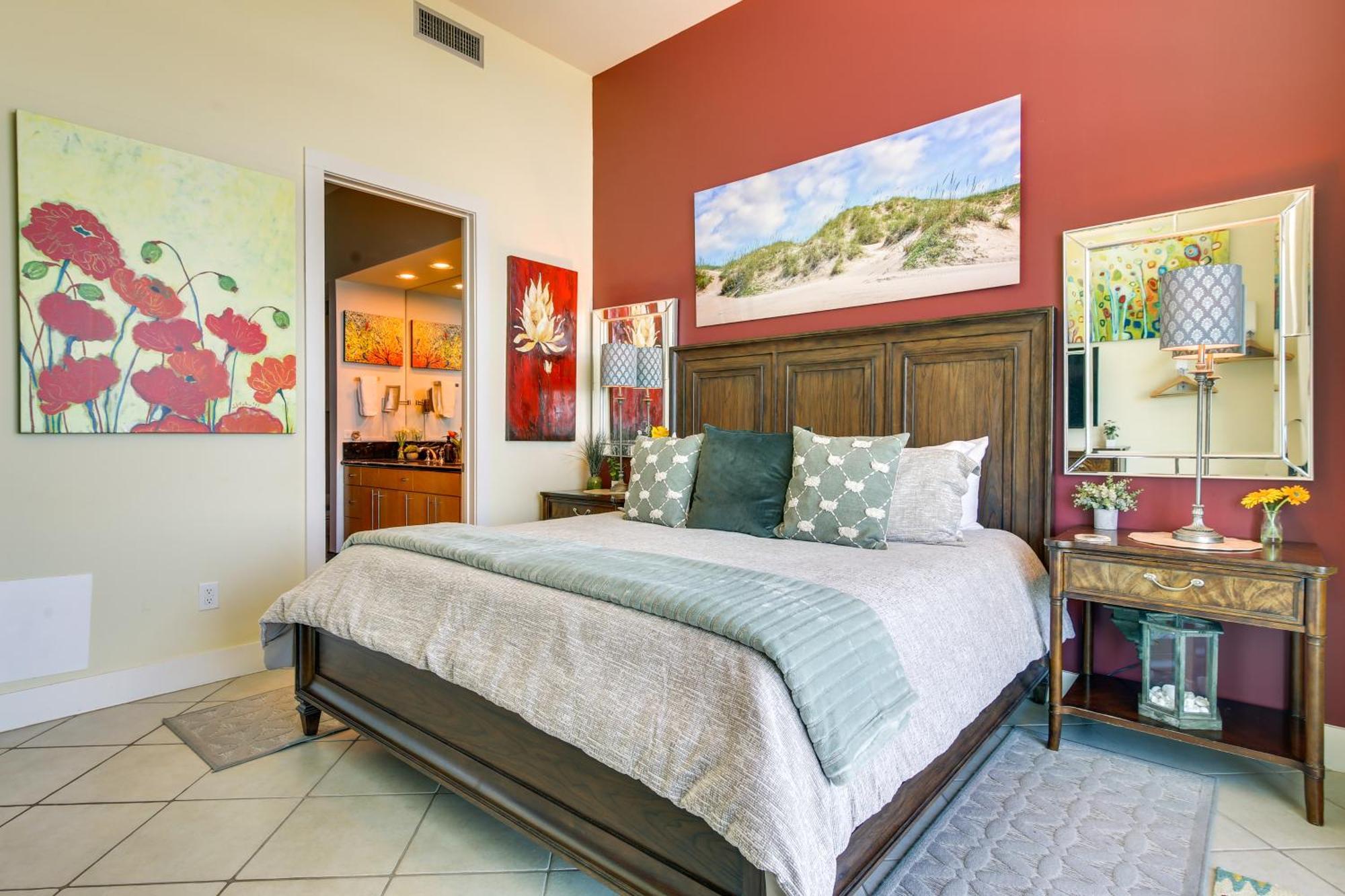 With Balcony And Ocean Views Apartment