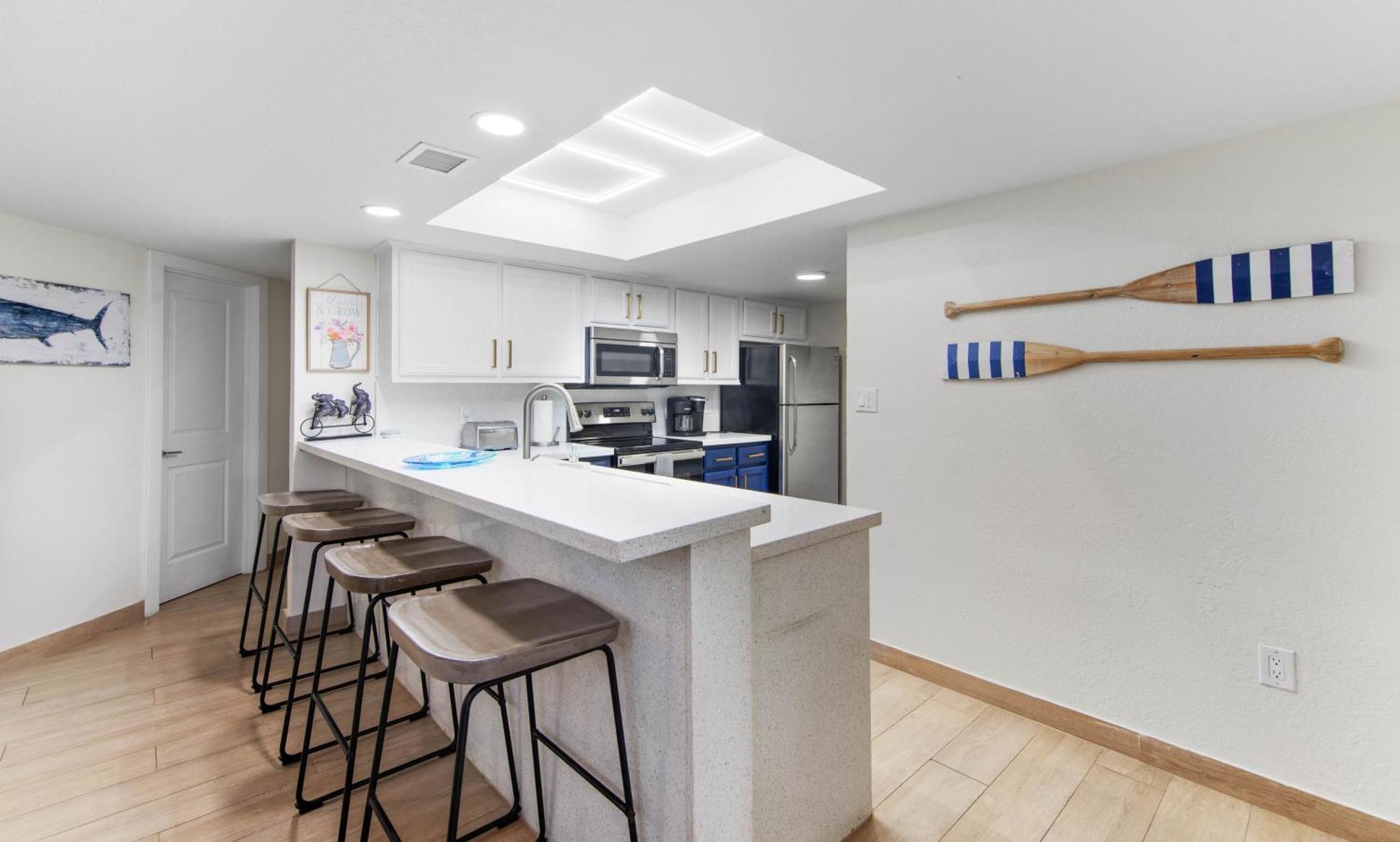 Ground Floor Beachfront 2 Steps From Amenities Iv *