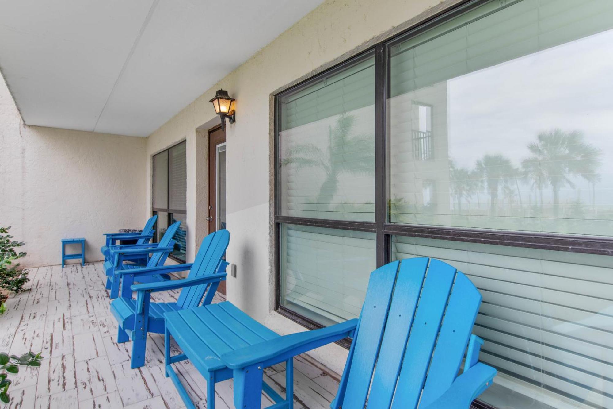 Ground Floor Beachfront 2 Steps From Amenities Iv