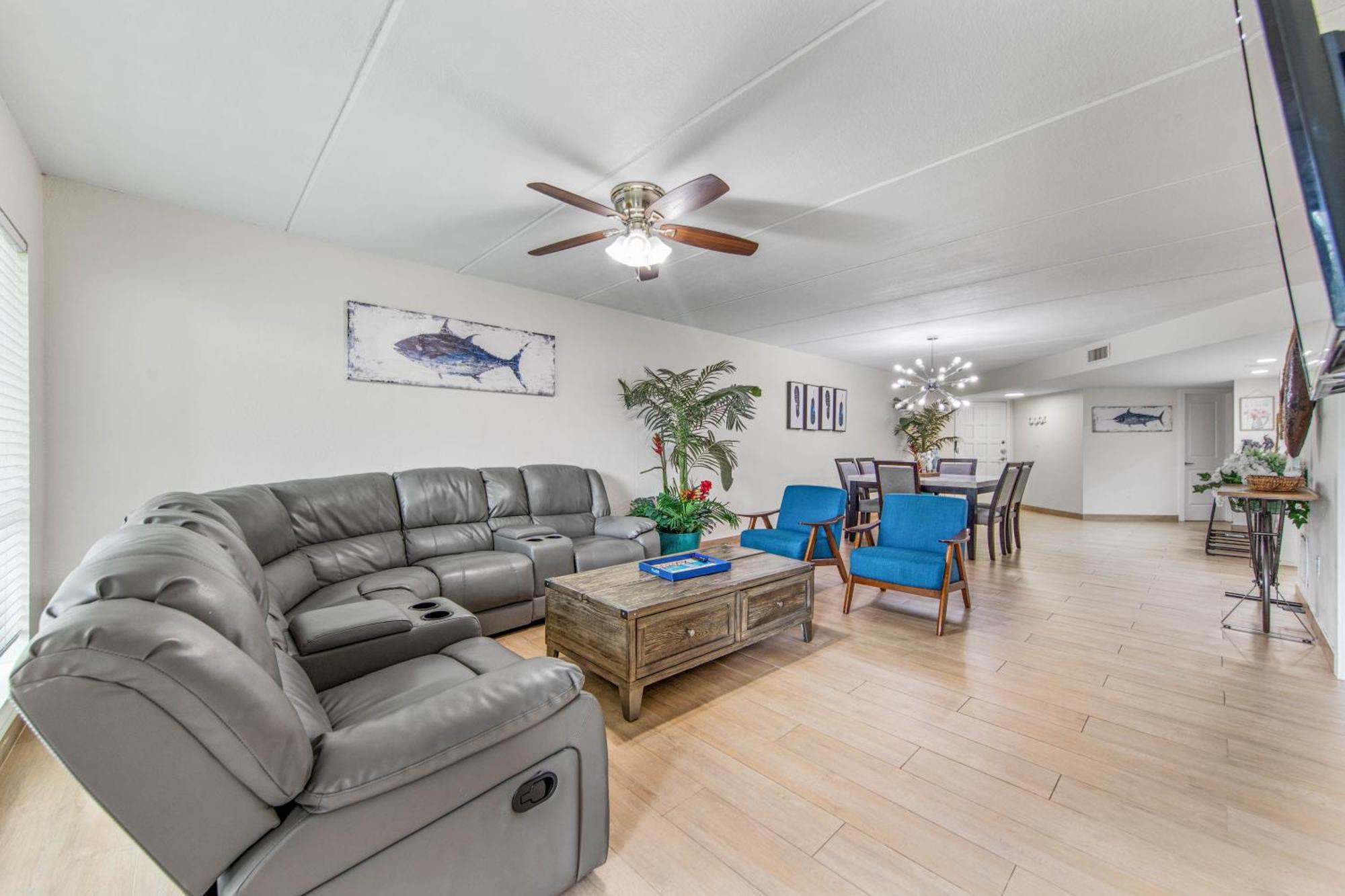 Ground Floor Beachfront 2 Steps From Amenities Iv *
