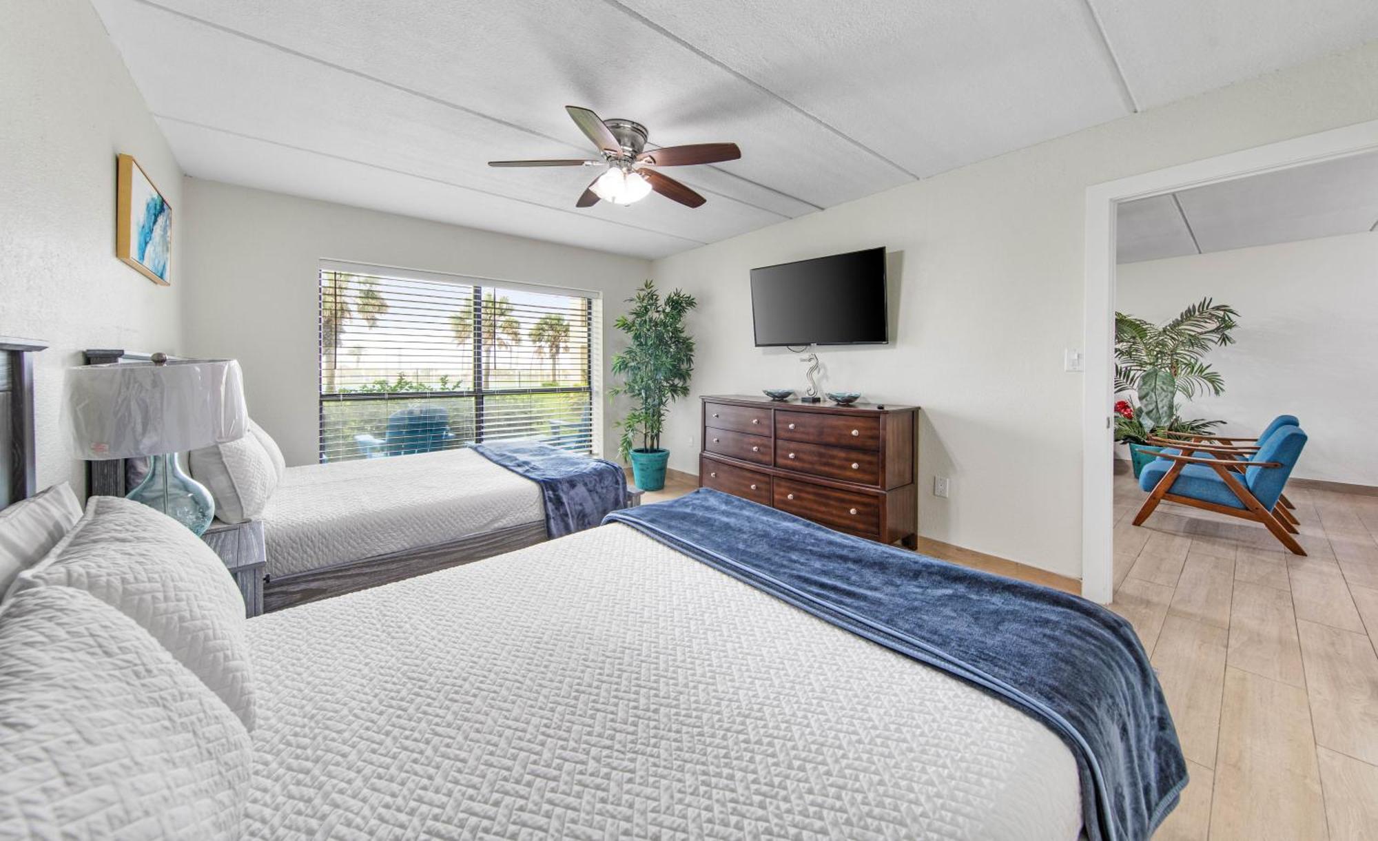 Ground Floor Beachfront 2 Steps From Amenities Iv Holiday home *