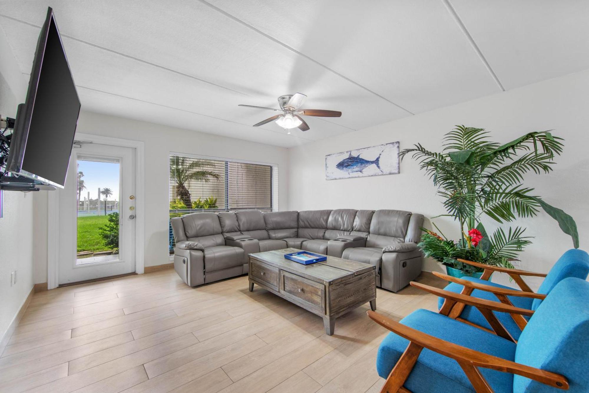 Ground Floor Beachfront 2 Steps From Amenities Iv *