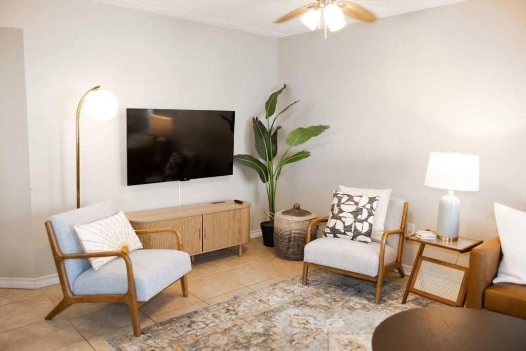 Holiday home 2 Bed 2 Bath 1st Floor W Pool By *