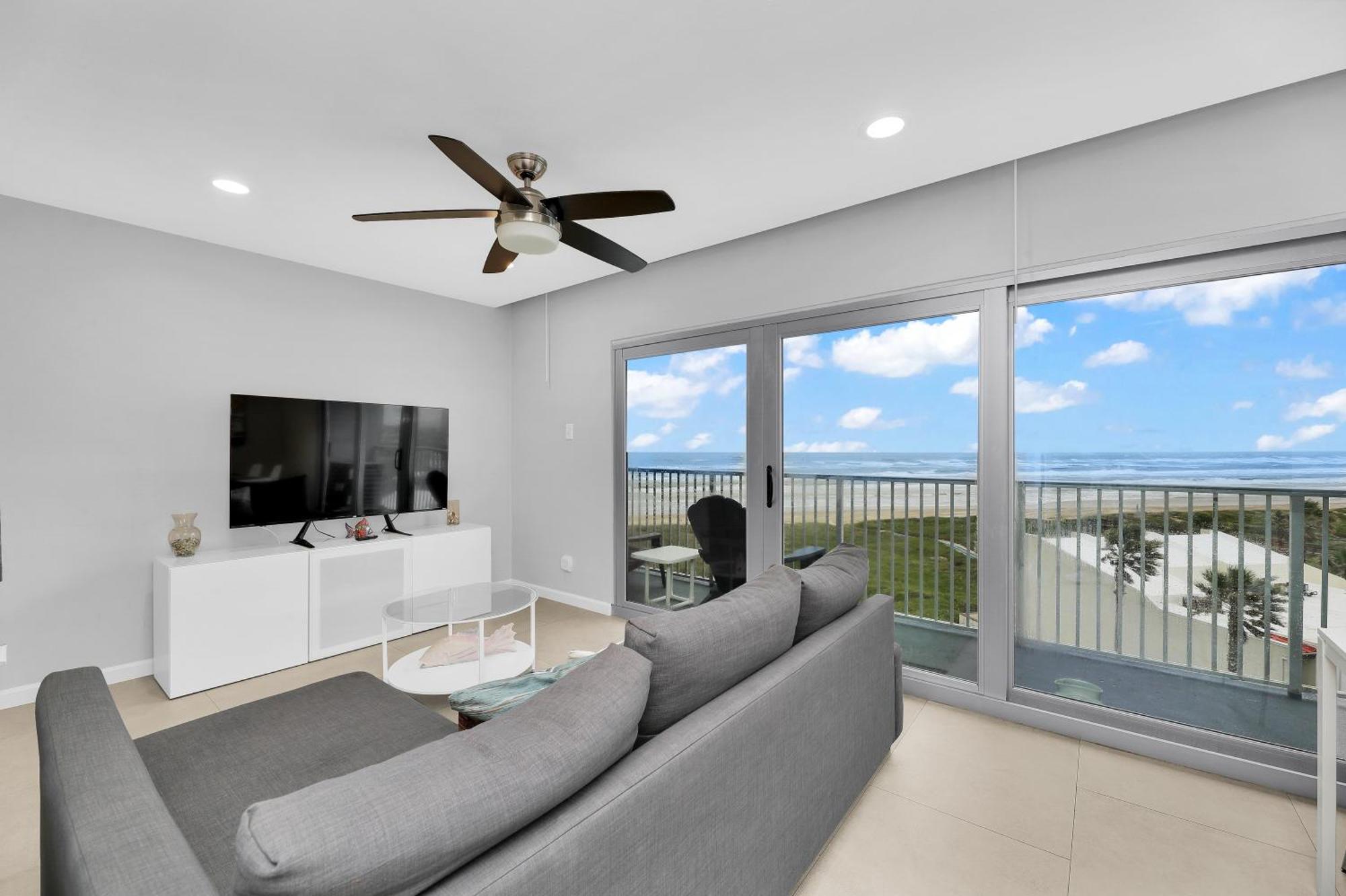 Spectacular 2 Bed 2 Bath Front Beauty At Aquarius