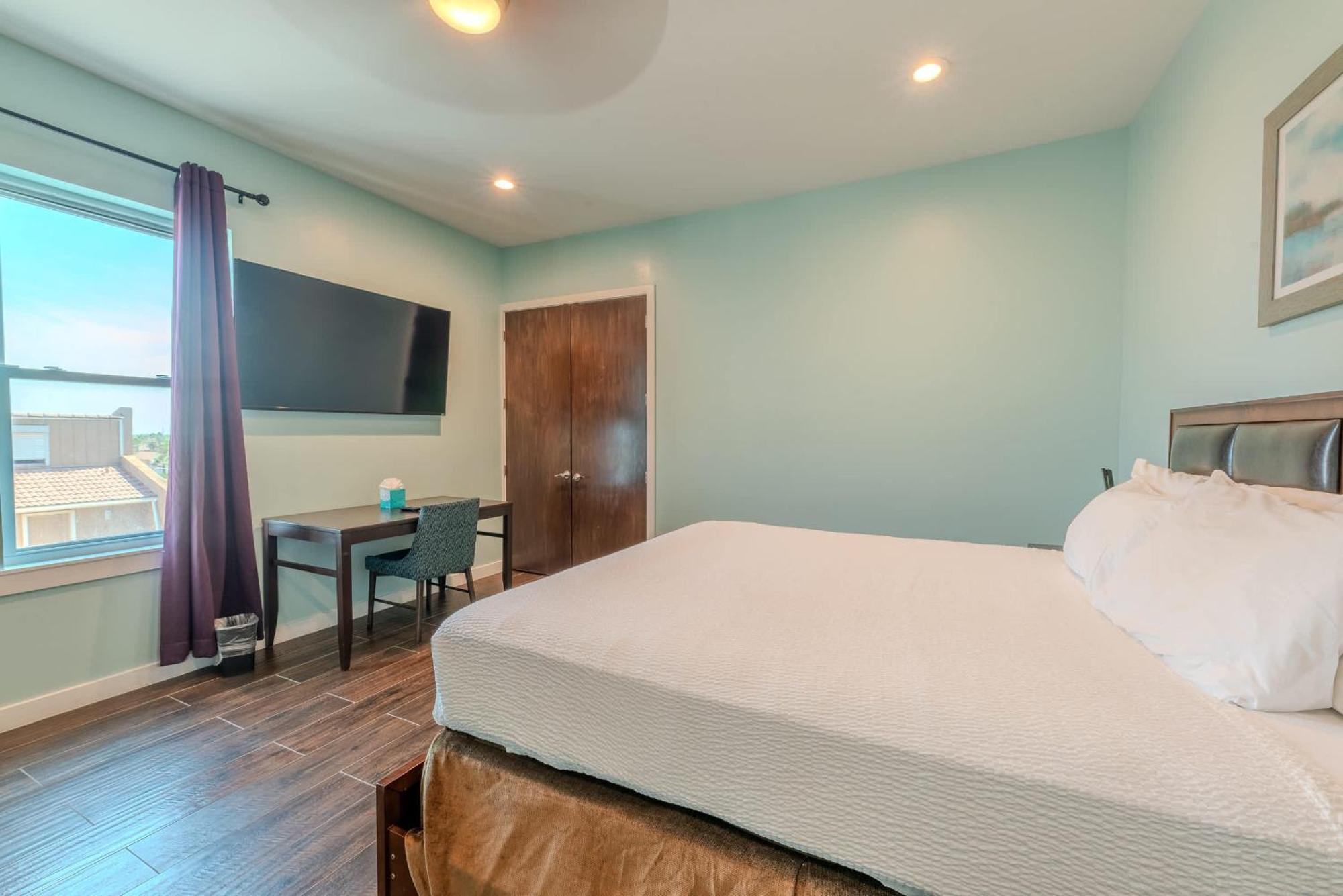 5 Bedroom Beachfront - 4th Floor