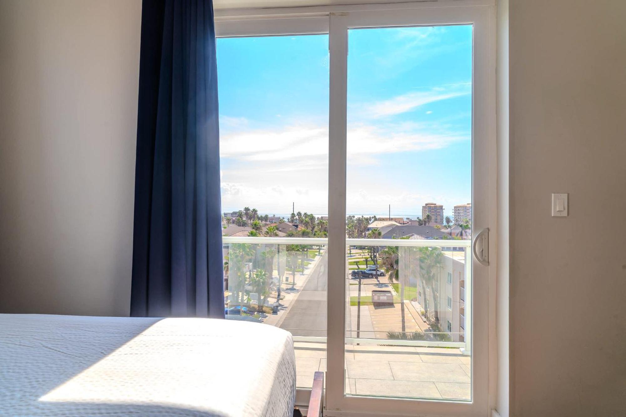 Apartment 5 Bedroom Beachfront - 4th Floor *