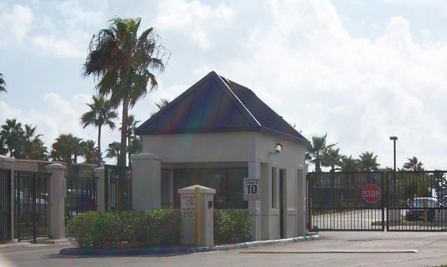 Beachside 2 Bedroom Sleeps 9 *