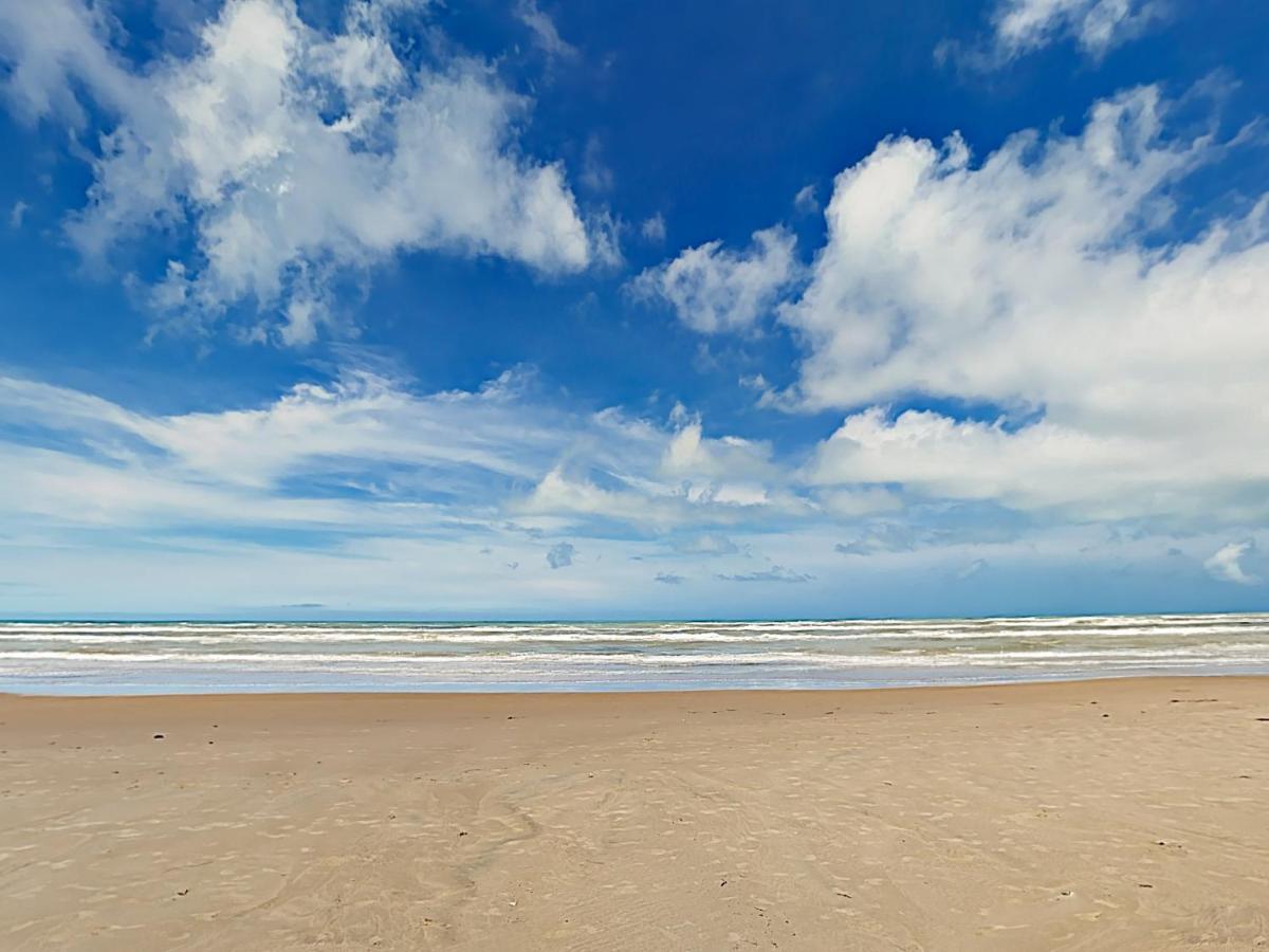 New Listing! Beachfront Penthouse With Pools & Gym Apartment *