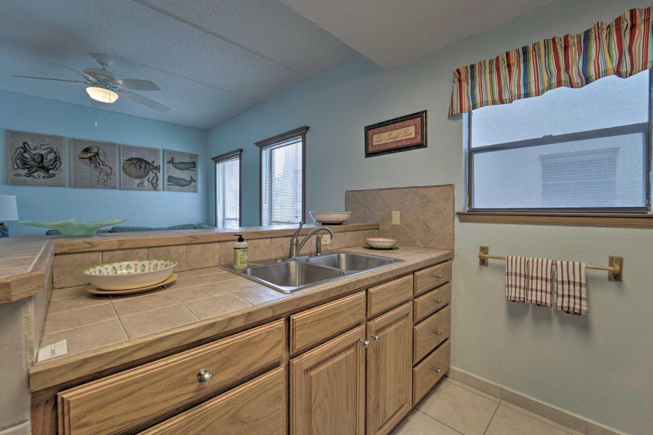 And Patio, Walk To Eats And Beach