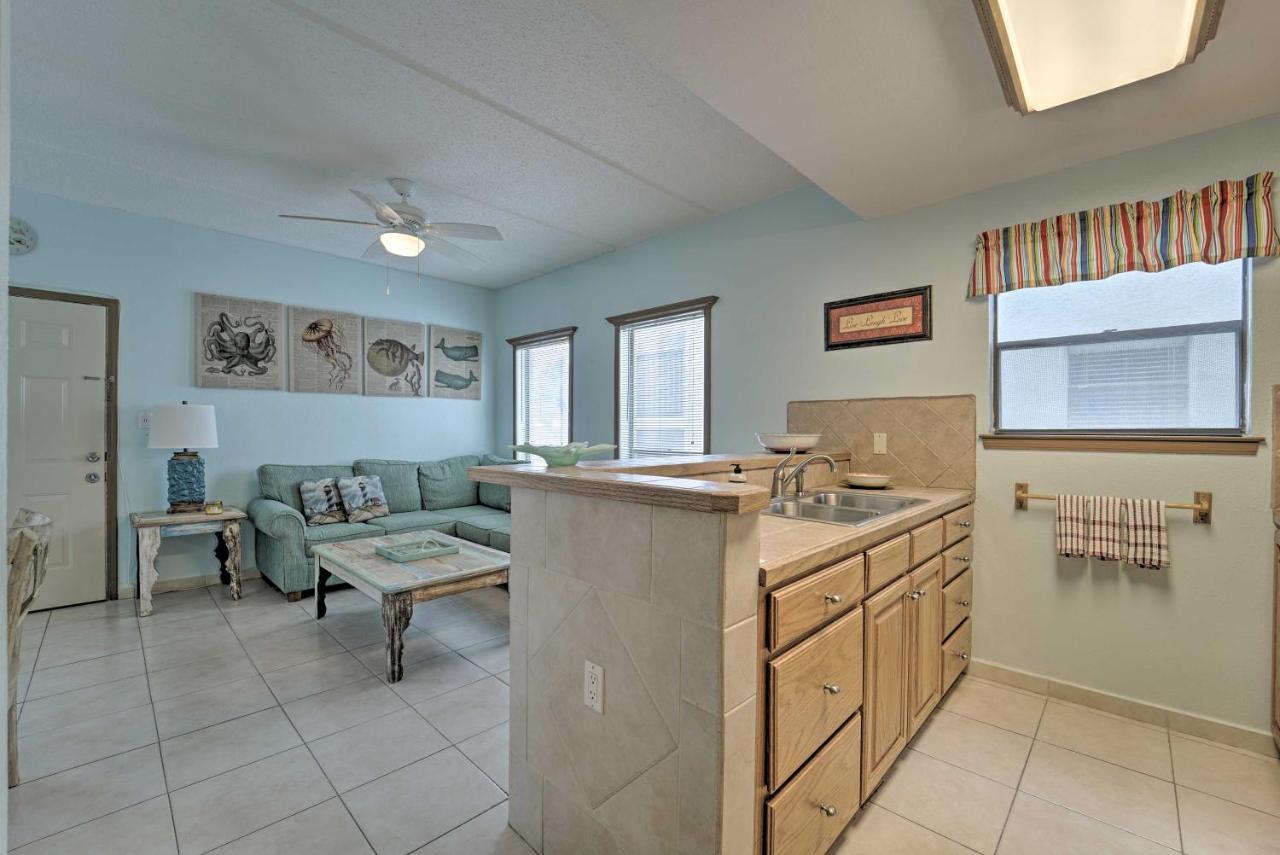Apartment And Patio, Walk To Eats And Beach