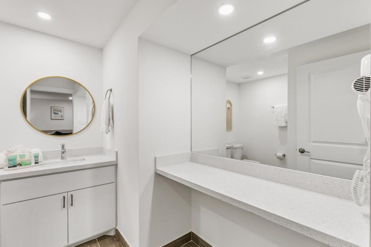 Fully Renovated Steps From The With Ocean View Balcony