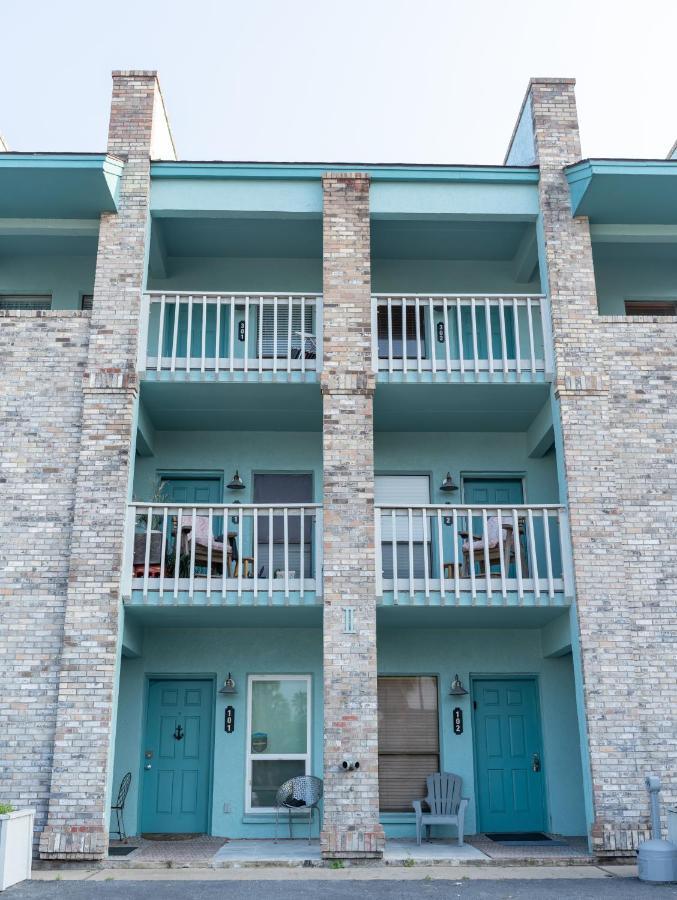 Aparthotel Beachfront Condo: Award-winning Coastal Retreat *