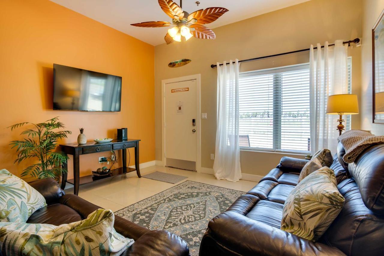 Apartment Vacation With Pool Access!