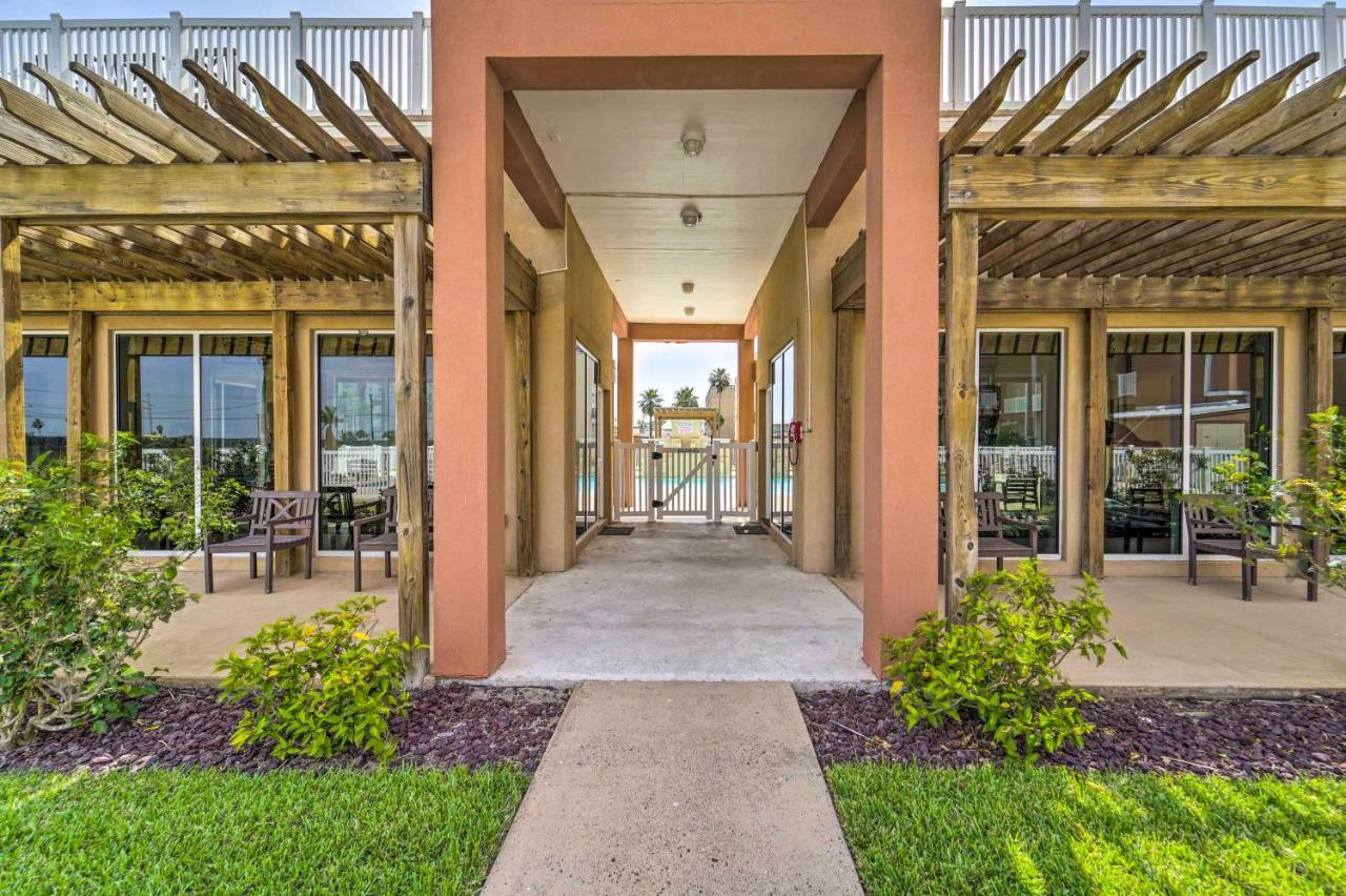 Vacation With Pool Access!