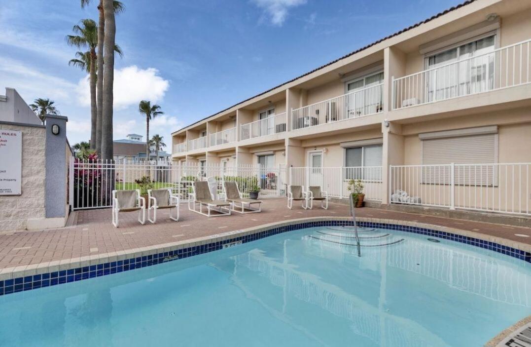Apartment Dolphin Jump Steps To The South Padre Island