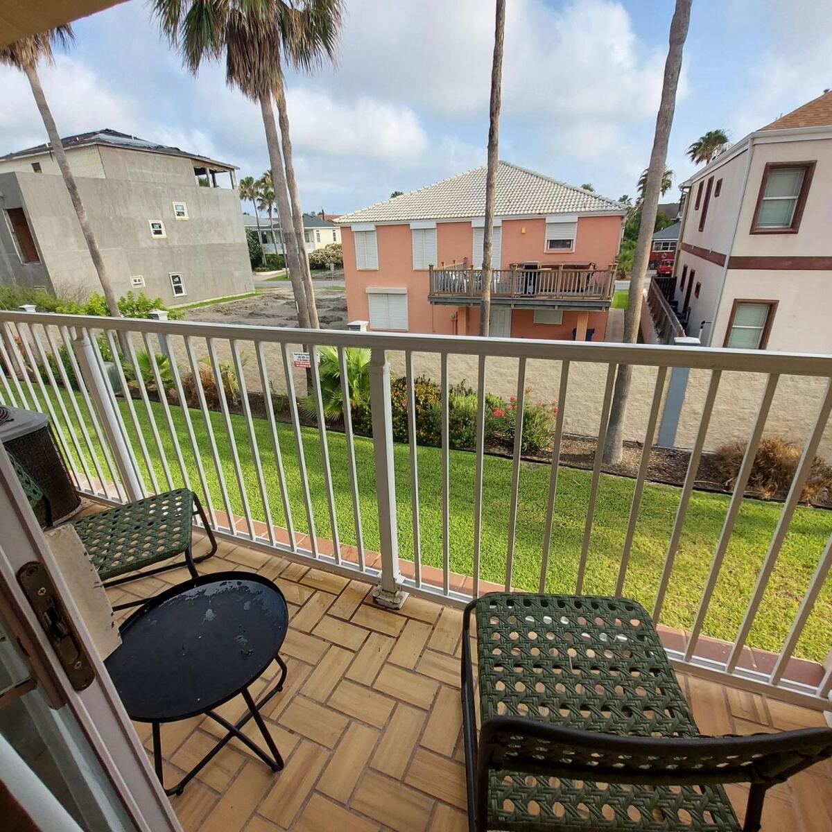 Apartment Dolphin Jump Steps To The South Padre Island