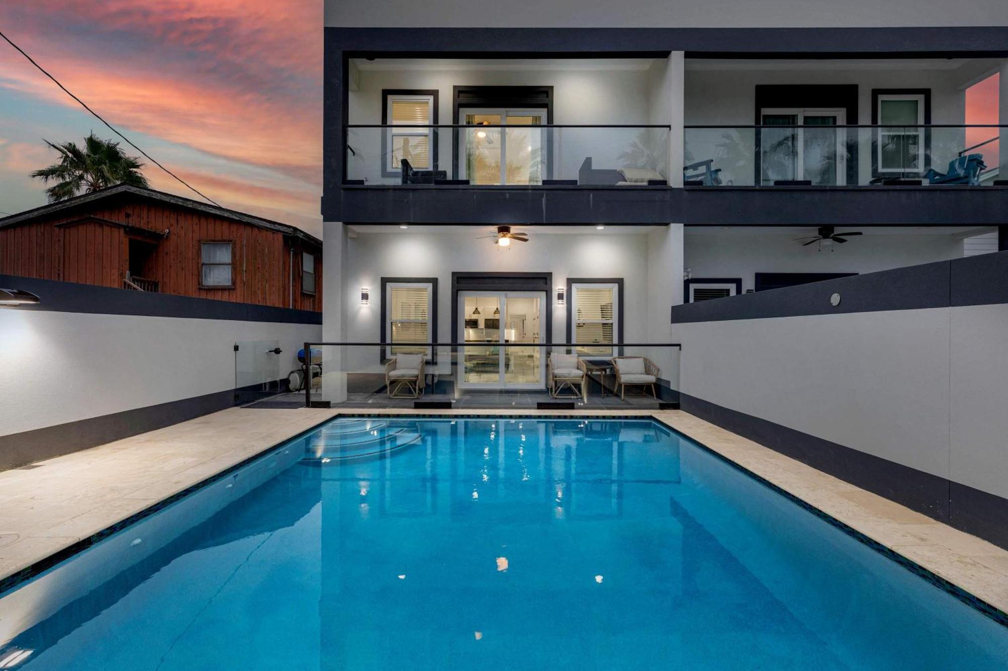 Immaculate Townhouse W Pool & Balcony South Padre