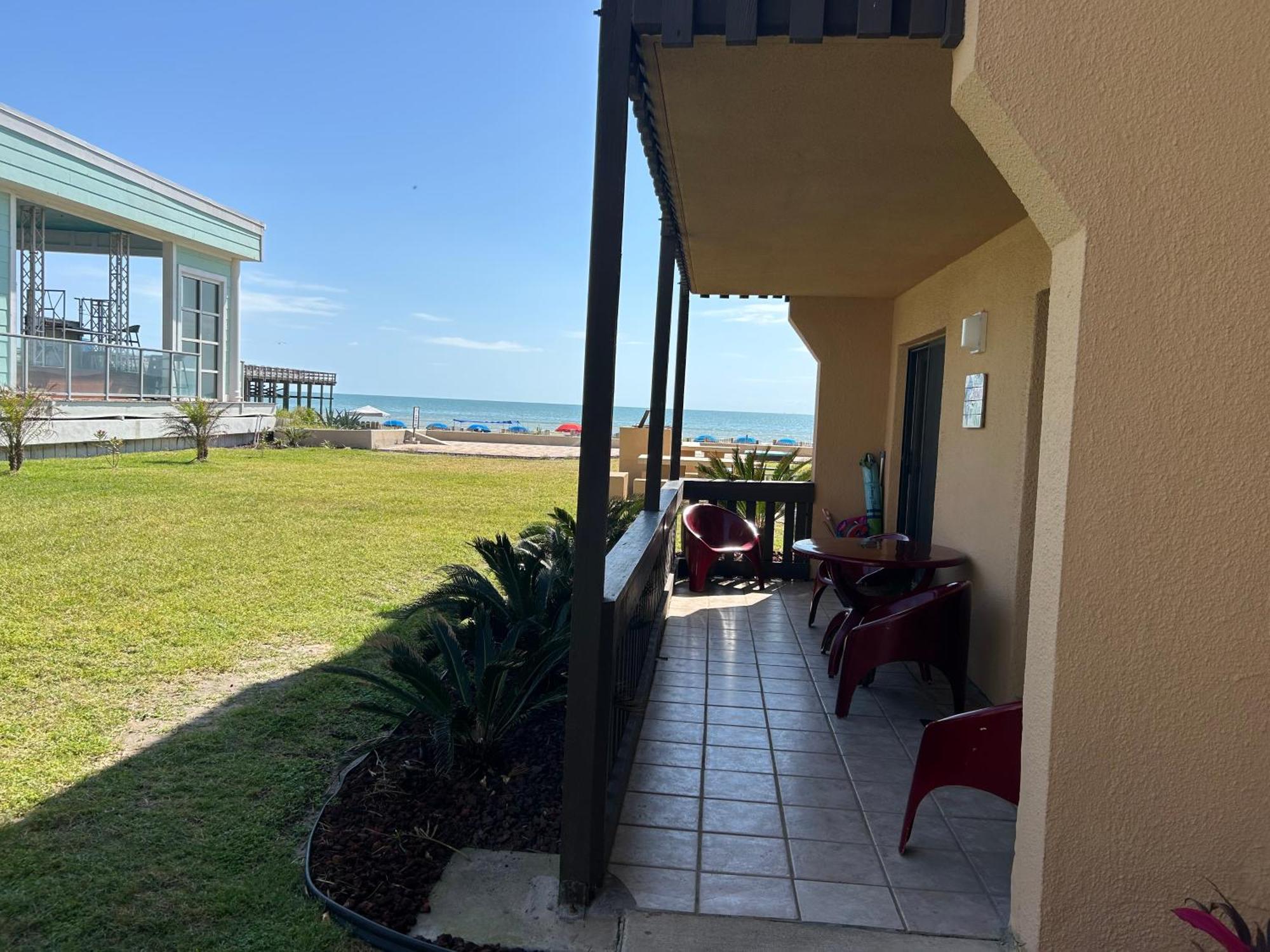 Tiki Spi Beachfront Condo, Right On The Beach! Apartment