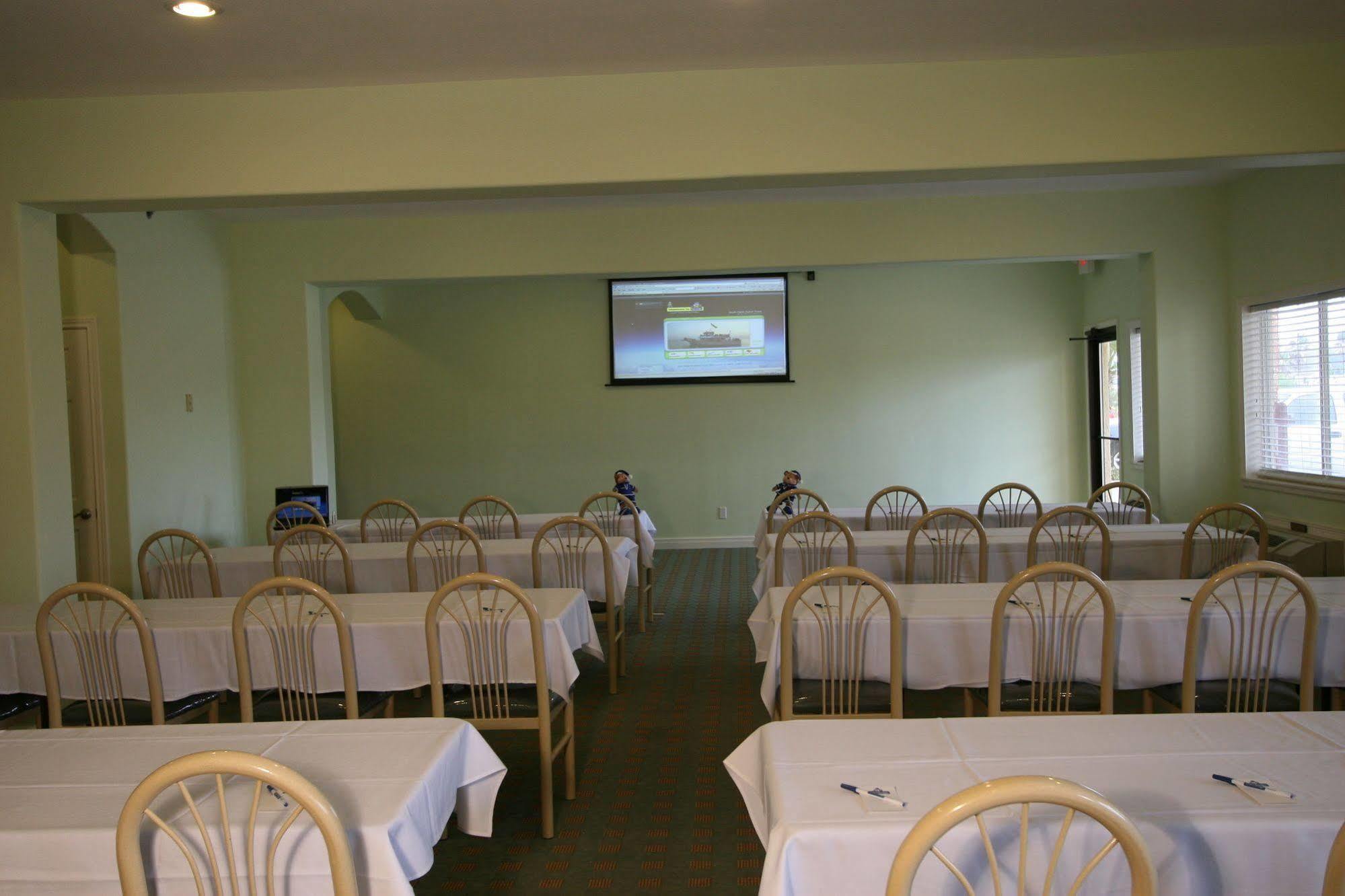 Motel Ramada By Wyndham & 2*
